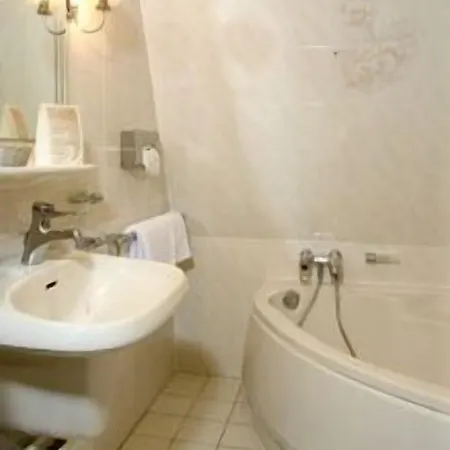 Otel De Keizerskroon 3*